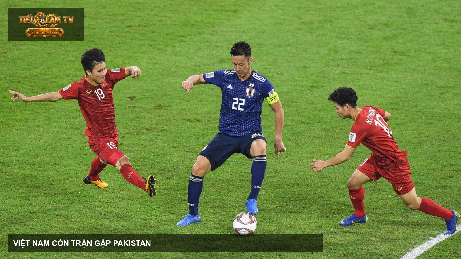 Tuyển thủ Việt Nam trong pha bóng với Nhật Bản tại Asian Cup 2019