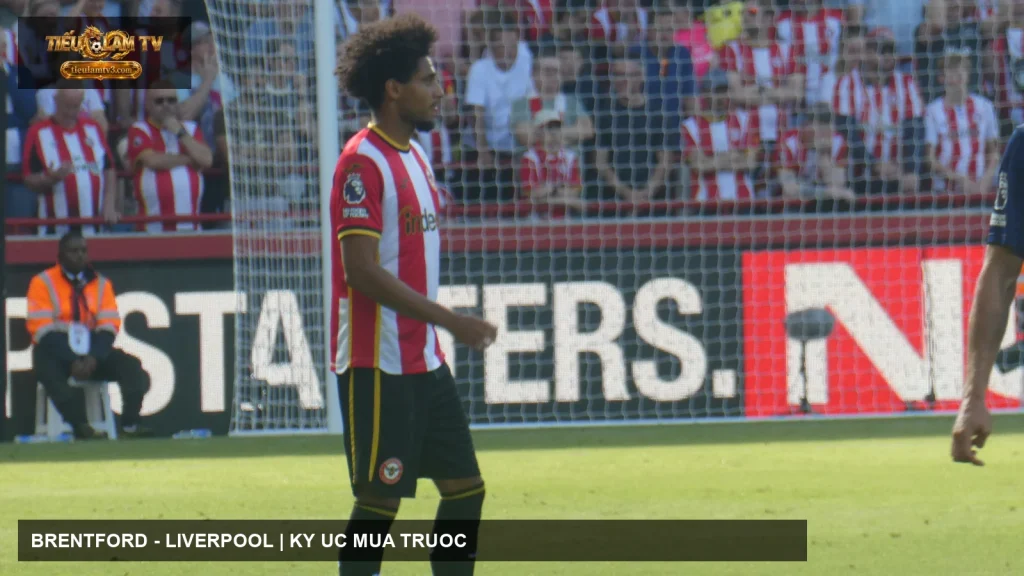 Kevin Schade thi đấu cho Brentford năm 2026