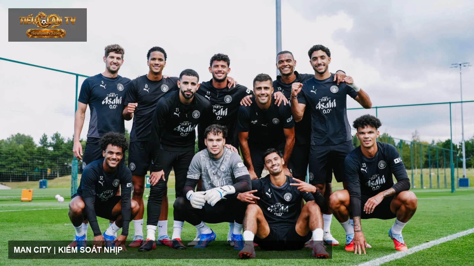 Tập thể Manchester City chuẩn bị trên sân tập