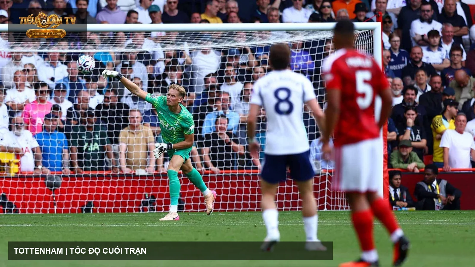 Tottenham Hotspur trong một tình huống bóng